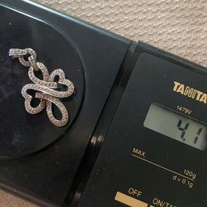 18k white gold pendant with diamond stones